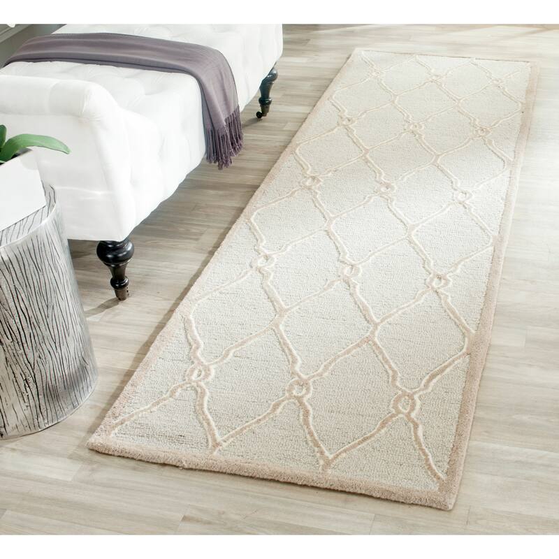 SAFAVIEH Handmade Cambridge Richtsje Moroccan Trellis Wool Rug - 2'6" x 8' Runner - Light Grey/Ivory