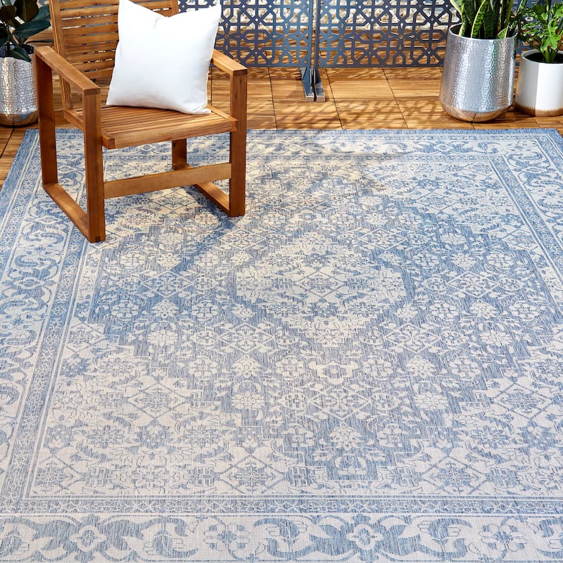 Nicole Miller New York Patio Country Dahlia Indoor/Outdoor Area Rug