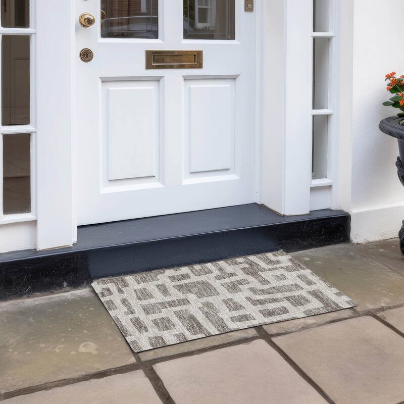 Machine Washable Indoor/ Outdoor Chantille Geo Contemporary Rug - Taupe - 1'8" x 2'6"