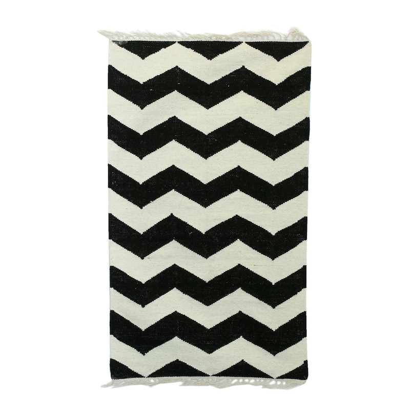 Handmade Entrancing Zigzags Wool dhurrie rug (India) - Big