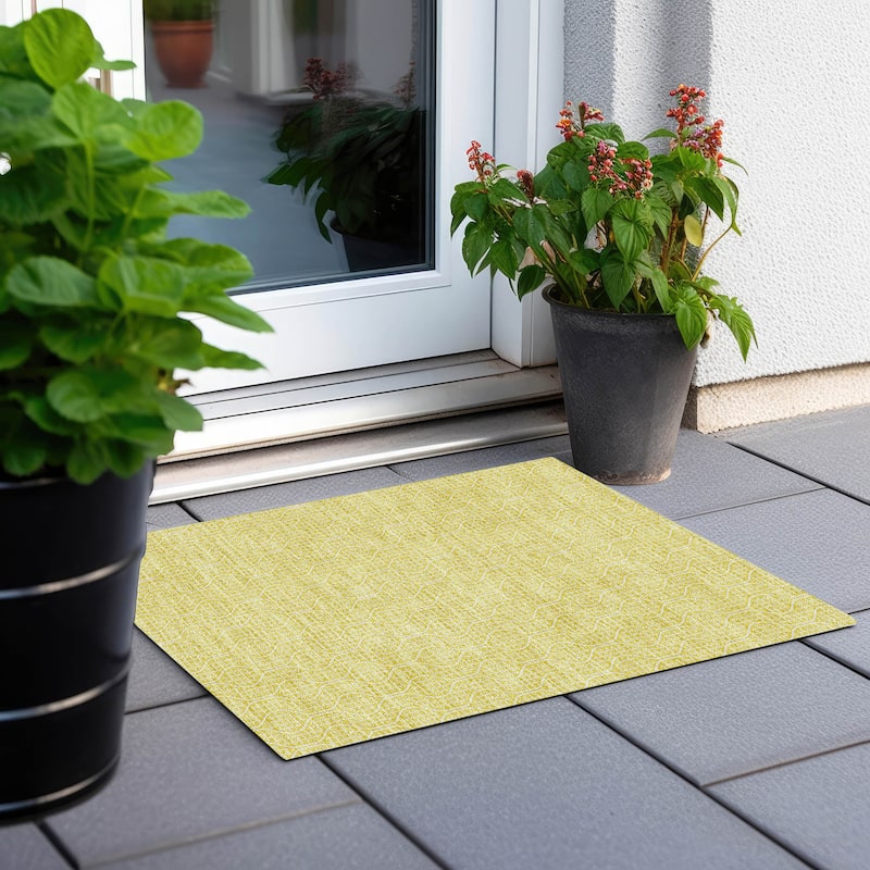 Machine Washable Indoor/ Outdoor Chantille Criss Cross Geo Rug - Yellow - 1'8" x 2'6"