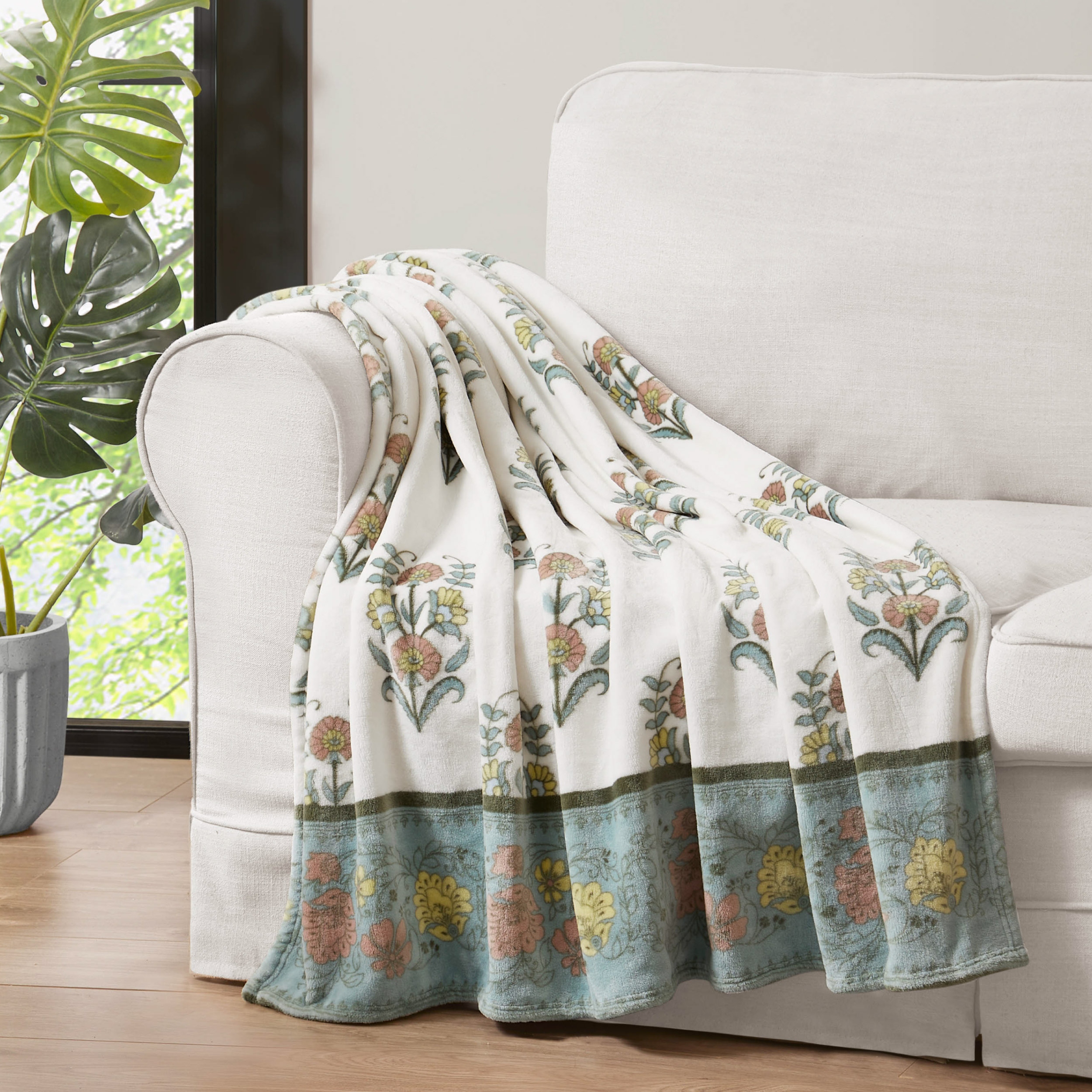 Jessica Simpson Plush 50X70 Throw Blanket