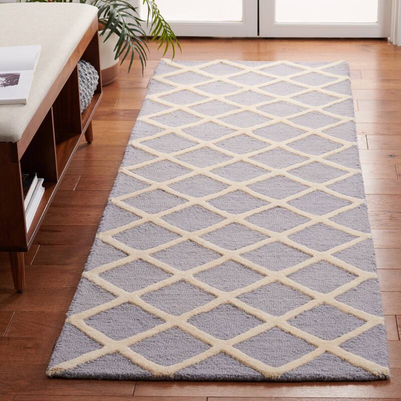 SAFAVIEH, Handmade Cambridge Siire Moroccan Trellis Wool Rug - 2'6" x 6' Runner - Silver/Ivory