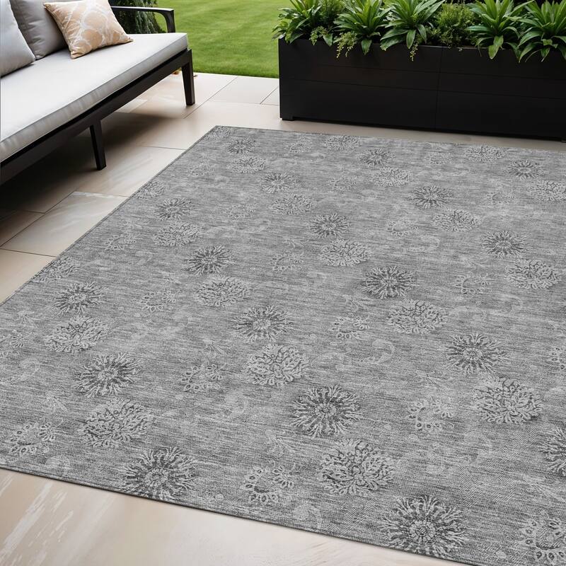 HomeRoots Floral Transitional Rectangle Outdoor Rug - 5' X 8'
