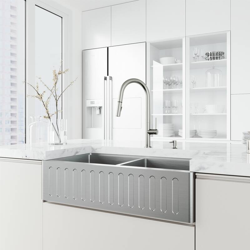 VIGO Greenwich 18" H Single Handle Pull-Down Sprayer Kitchen Faucet