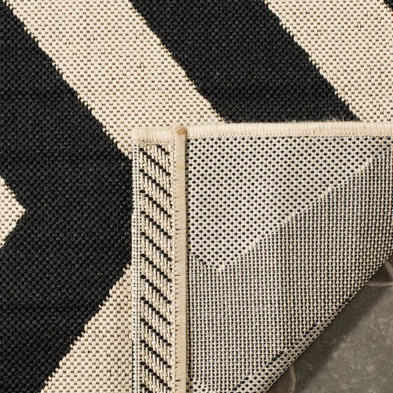 SAFAVIEH Courtyard Merlene Chevron Indoor/ Outdoor Waterproof Patio Backyard Rug