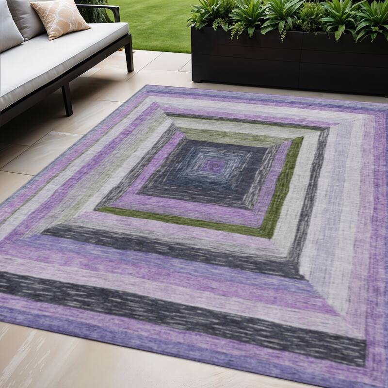 HomeRoots Geometric Transitional Rectangle Outdoor Rug - 5' X 8'