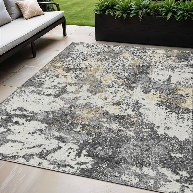 HomeRoots Floral Transitional Rectangle Outdoor Rug - 5' X 8'