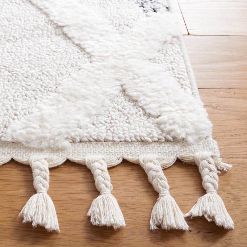 SAFAVIEH Moroccan Tassel Shag Sofika 2-inch Thick Rug - 6'7" Square - Beige/Grey
