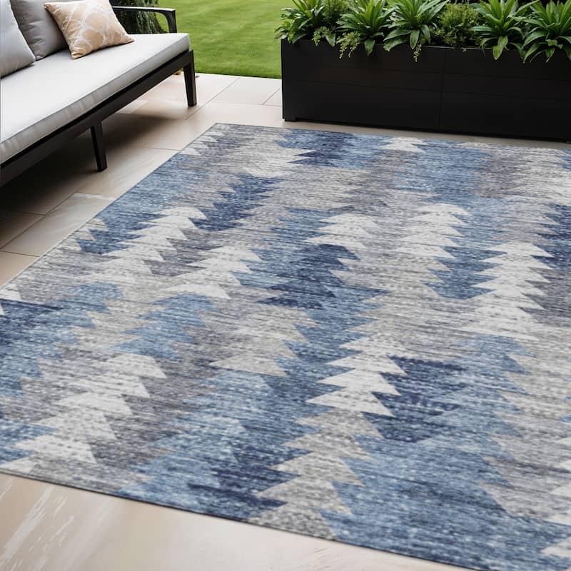 HomeRoots Geometric Transitional Rectangle Outdoor Rug - 5' X 8'