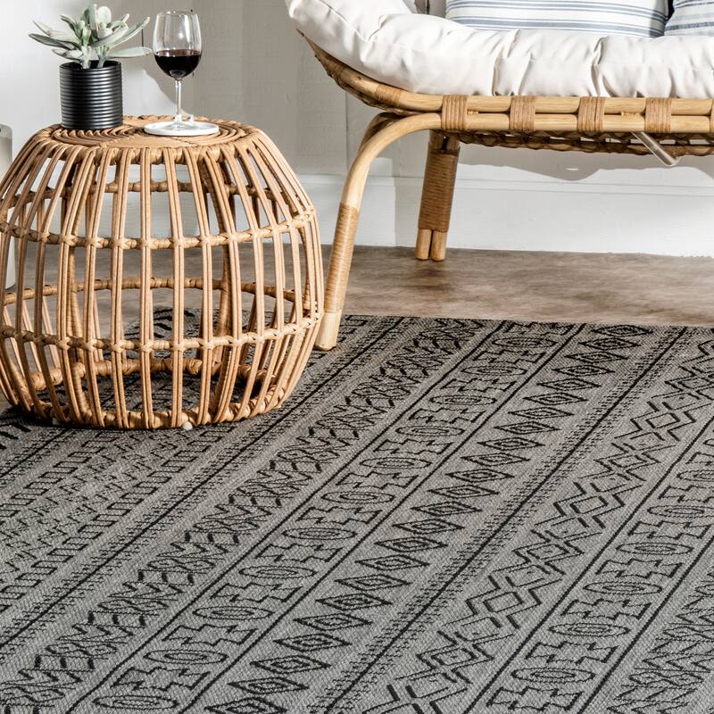 Nuloom Indoor/Outdoor Transitional Tribal Aztec Geometric Area Rug