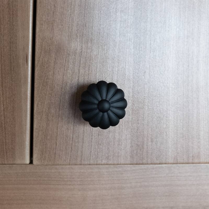 RK International CK 3248 Large Melon 1-1/2" Solid Metal Flower