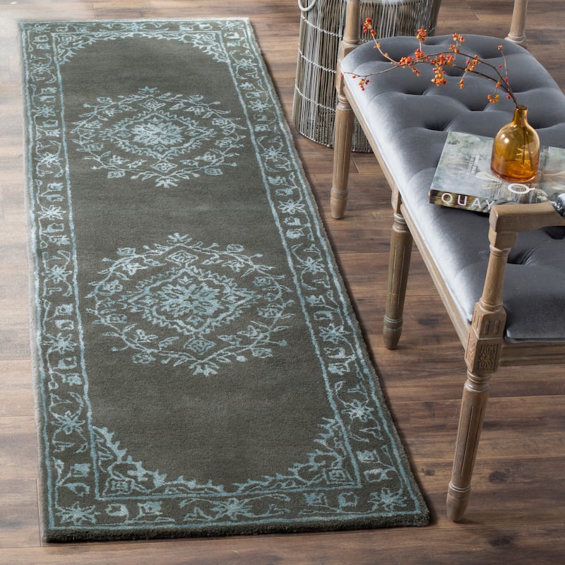 SAFAVIEH Handmade Glamour Gudmundina Modern Viscose Rug