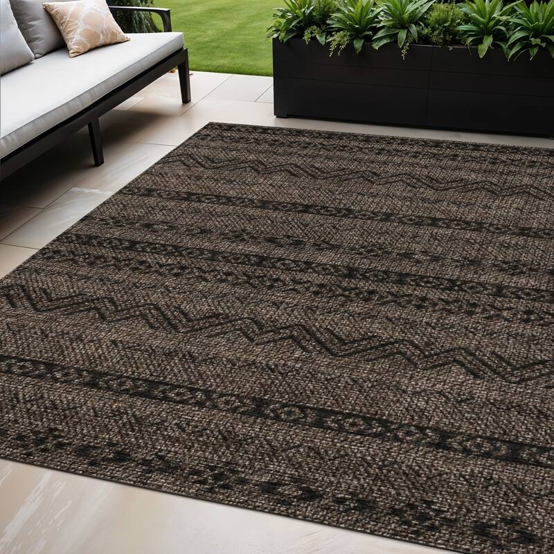 HomeRoots Southwestern Transitional Rectangle Outdoor Rug - 5' X 8'