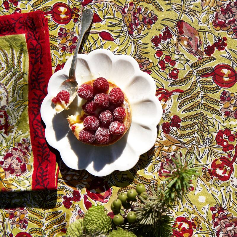 Winter Garden Tablecloth - Red/Green - 70" Round - Red/Green