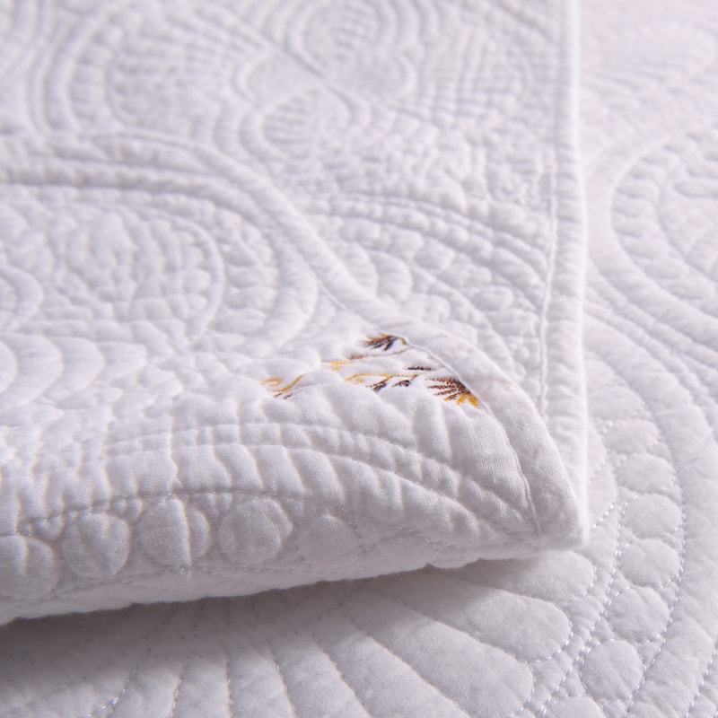 S&S Classic Medallion 3 Piece Cotton Quilt Set