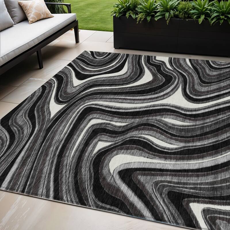HomeRoots Abstract Transitional Rectangle Outdoor Rug - 5' X 8'