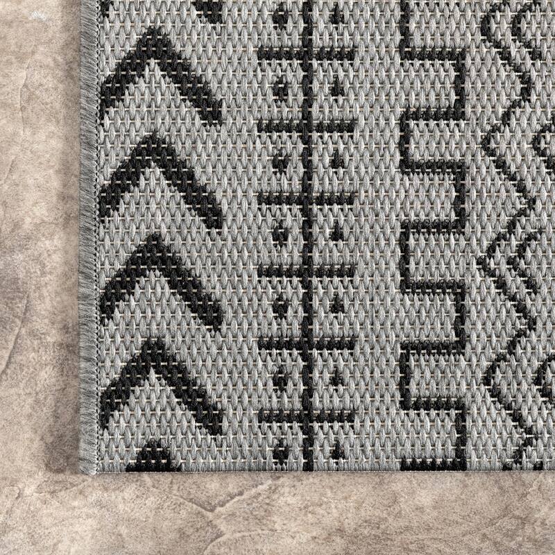 Nuloom Indoor/Outdoor Transitional Tribal Aztec Geometric Area Rug