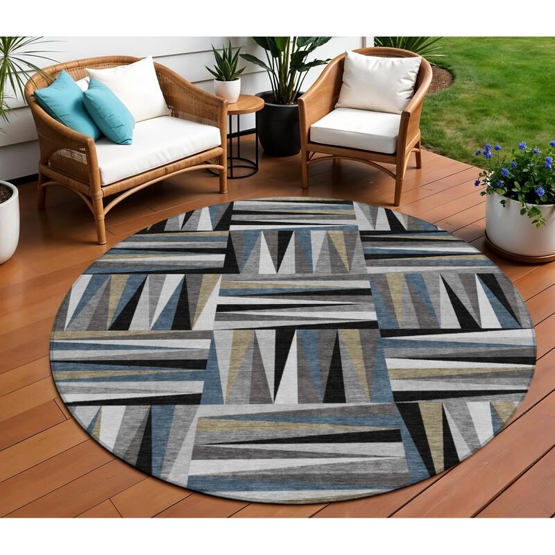 HomeRoots Geometric Transitional Rectangle Outdoor Rug - 8' Round