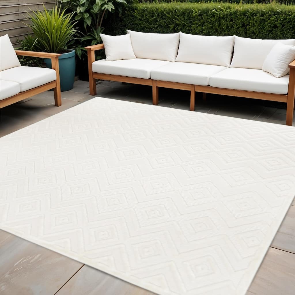 HomeRoots Geometric Modern Rectangle Outdoor Rug - 5' Square
