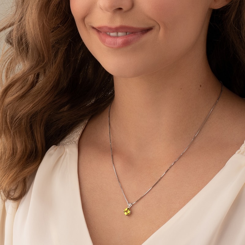 14k White Gold 0.88 ct Peridot Pendant Necklace