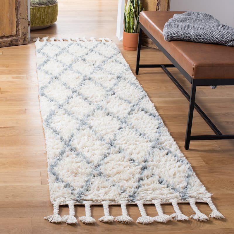 SAFAVIEH Handmade Casablanca Shag Daiana 1.4-inch Thick Wool Rug - 2'3" x 8' Runner - Blue/Ivory