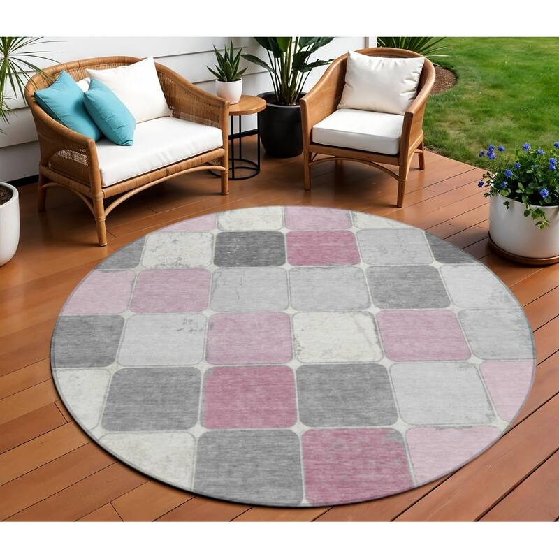 HomeRoots Geometric Transitional Rectangle Outdoor Rug - 8' Round