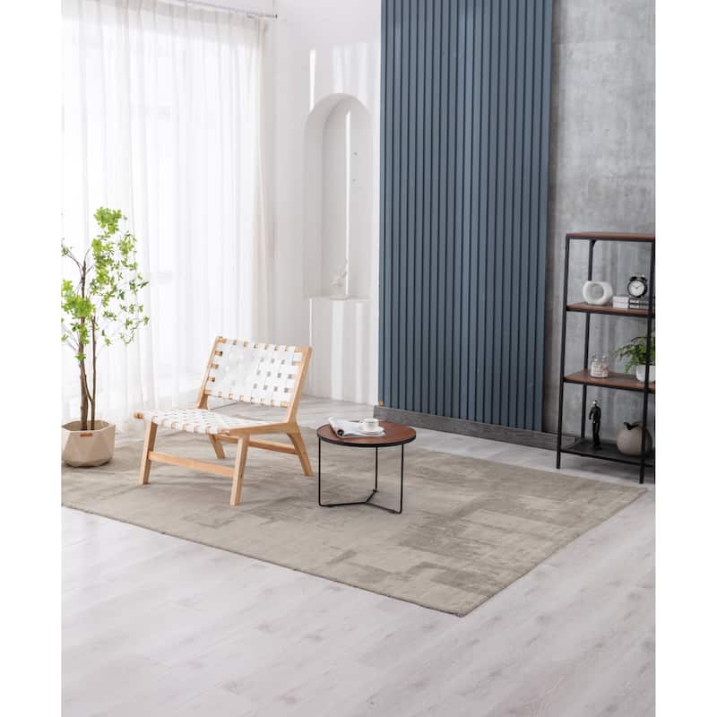 Wooden Living Room Lounge Chair With White Wool Carpet