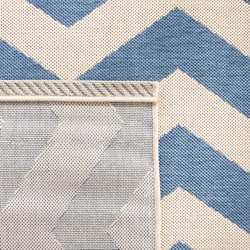 SAFAVIEH Courtyard Merlene Chevron Indoor/ Outdoor Waterproof Patio Backyard Rug