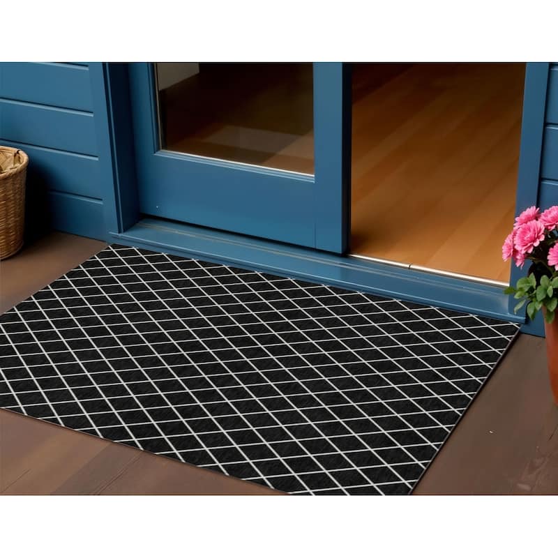 HomeRoots Geometric Transitional Rectangle Outdoor Rug - 3' x 5'
