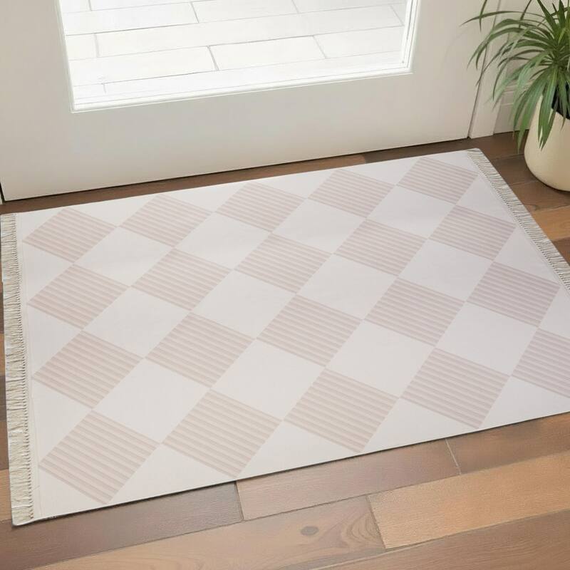 HomeRoots Geometric Modern, Contemporary Rectangle Area Rug - 3' X 5'