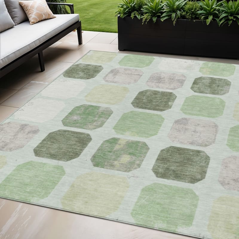 HomeRoots Geometric Transitional Rectangle Outdoor Rug - 5' X 8'