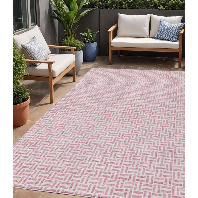 HomeRoots Geometric Transitional Rectangle Outdoor Rug - 5' X 8'