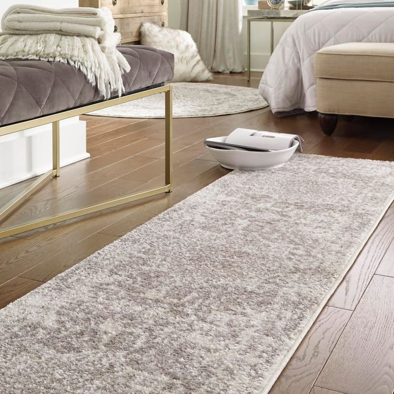Traditional Brenda Collection Area Rug - White - 2'x8'