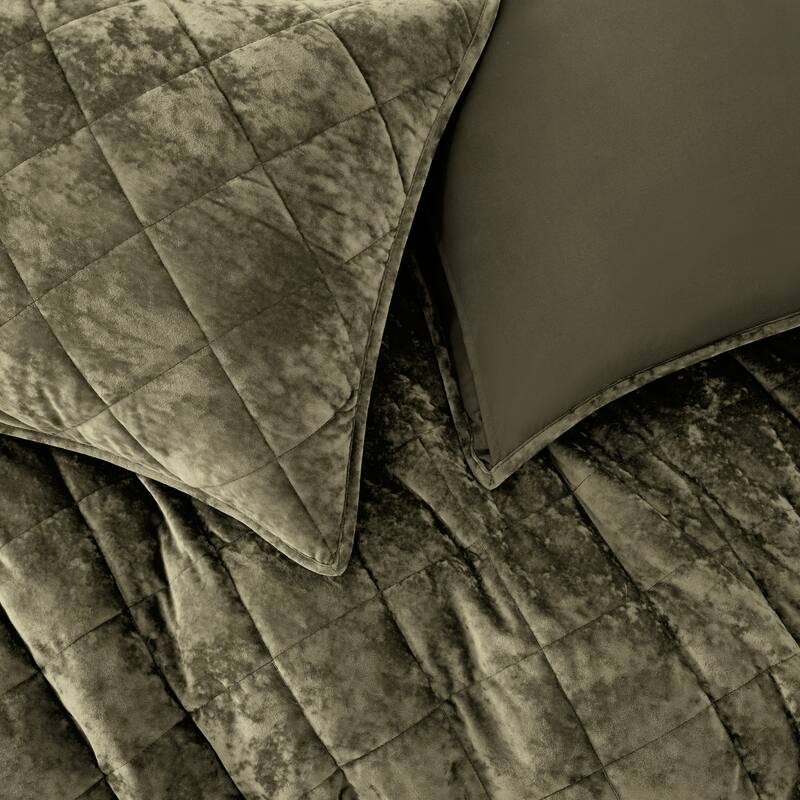 Wonderful Diamond Velvet 3 Piece Quilt Set
