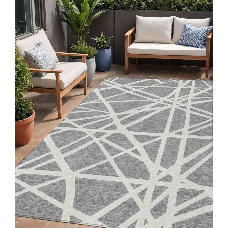HomeRoots Geometric Transitional Rectangle Outdoor Rug - 5' X 8'