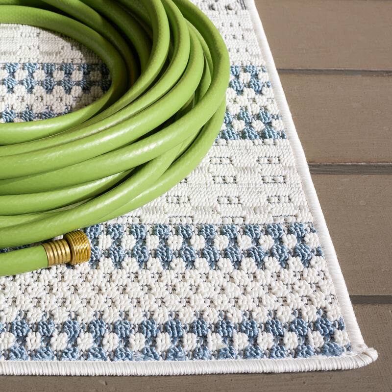 SAFAVIEH Veranda Henar Washable Indoor/Outdoor Rug - Weather Resistant & Easy Cleaning