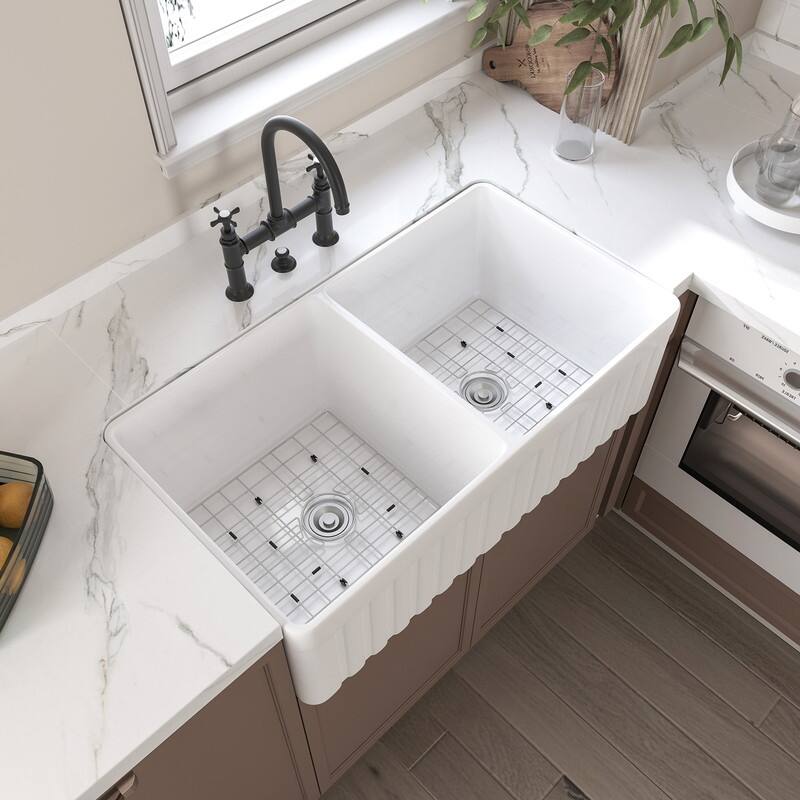 HOROW 33 in. Farmhouse/Apron-Front 50/50 Double Bowl White Fireclay Kitchen Sink with Bottom Grid and Strainer