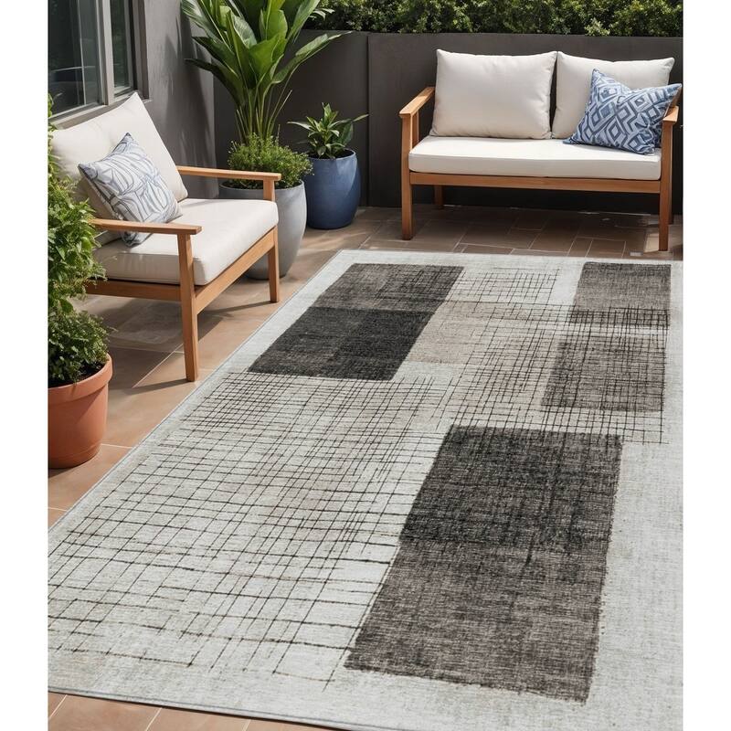 HomeRoots Geometric Transitional Rectangle Outdoor Rug - 5' X 8'