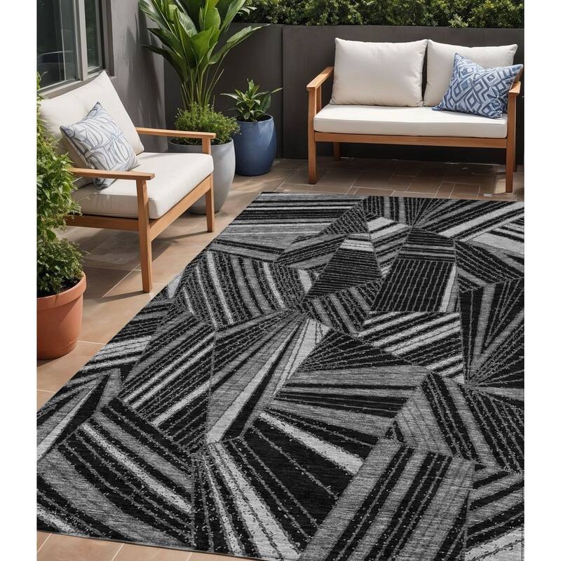 HomeRoots Geometric Transitional Rectangle Outdoor Rug - 5' X 8'