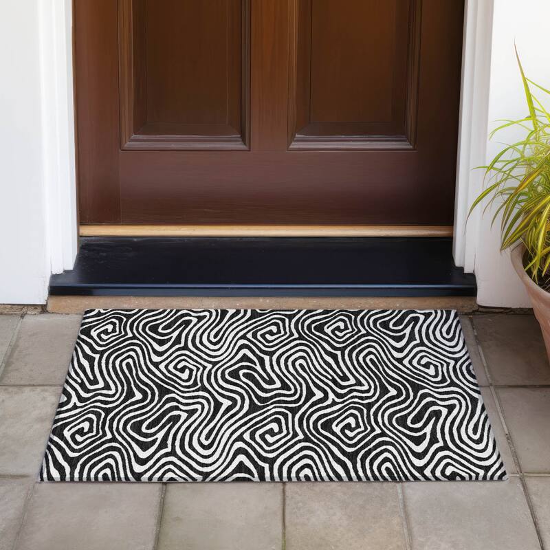 Machine Washable Indoor/ Outdoor Abstract Modern Chantille Rug - Black - 1'8" x 2'6"