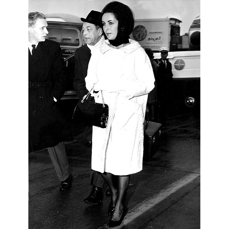 Elizabeth Taylor wearing a headscarf and coat Photo Print - Overstock -  25399161