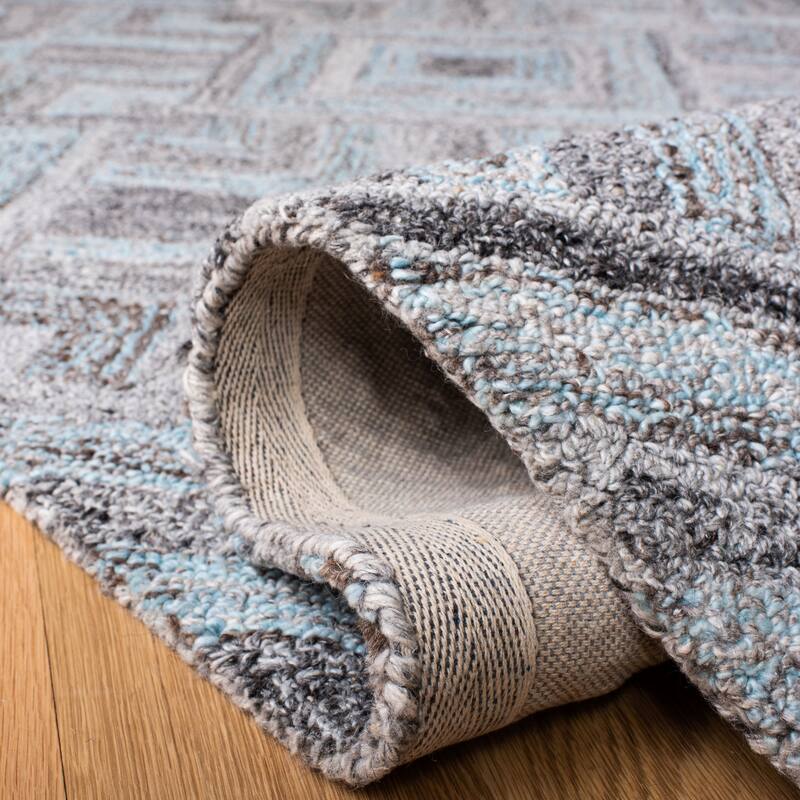 SAFAVIEH Handmade Abstract Elodia Diamond Wool Rug