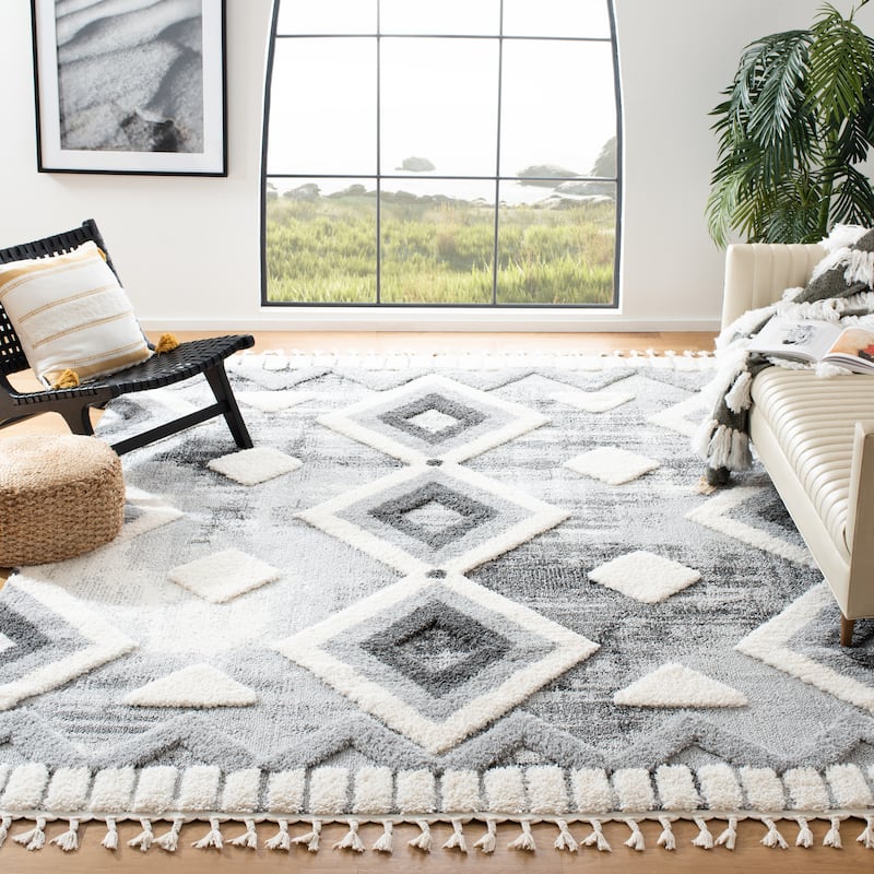 SAFAVIEH Moroccan Tassel Shag Veta 2-inch Thick Rug - 5'3" x 7'6" - Grey/Ivory