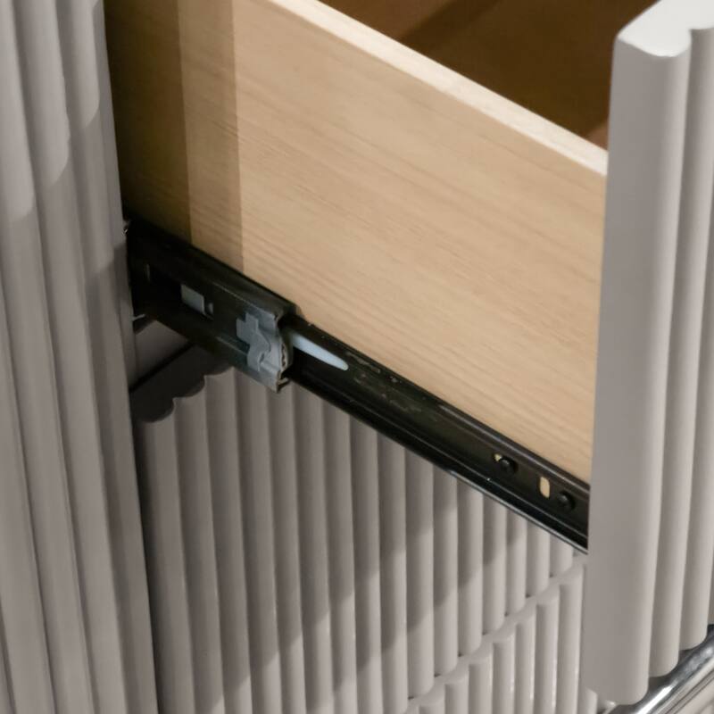 Furniture of America Seraphine Modern 4-Piece Light Grey Solid Wood Panel Bedroom Set with Fluted Headboard