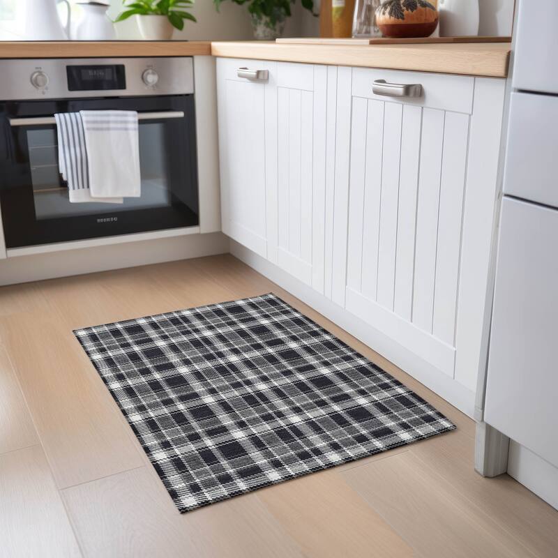 Machine Washable Indoor/ Outdoor Traditional Plaid Chantille Rug - Black - 1'8" x 2'6"