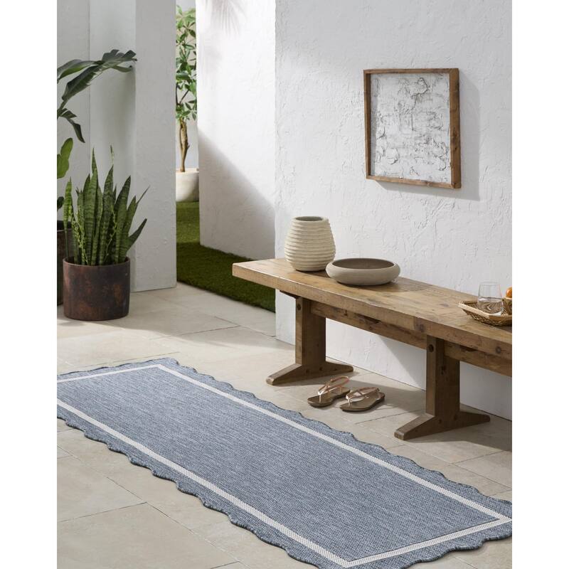 Livabliss Miami Beach Traditional Indoor / Outdoor Area Rug