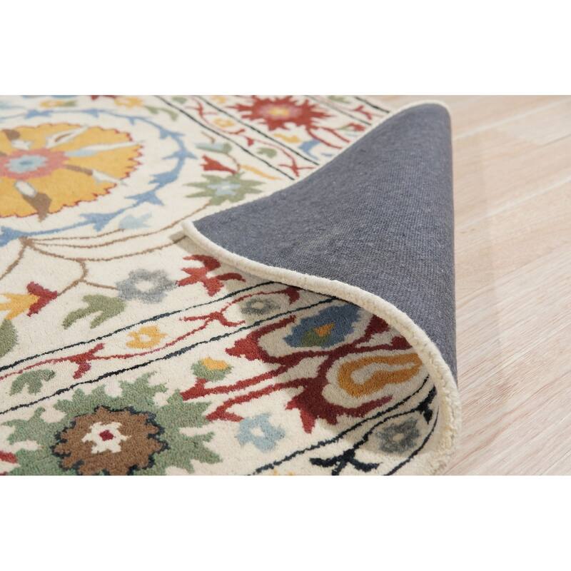 Hand-Tufted Wool Ivory Transitional Floral Rug - Timeless Elegance and Modern Charm