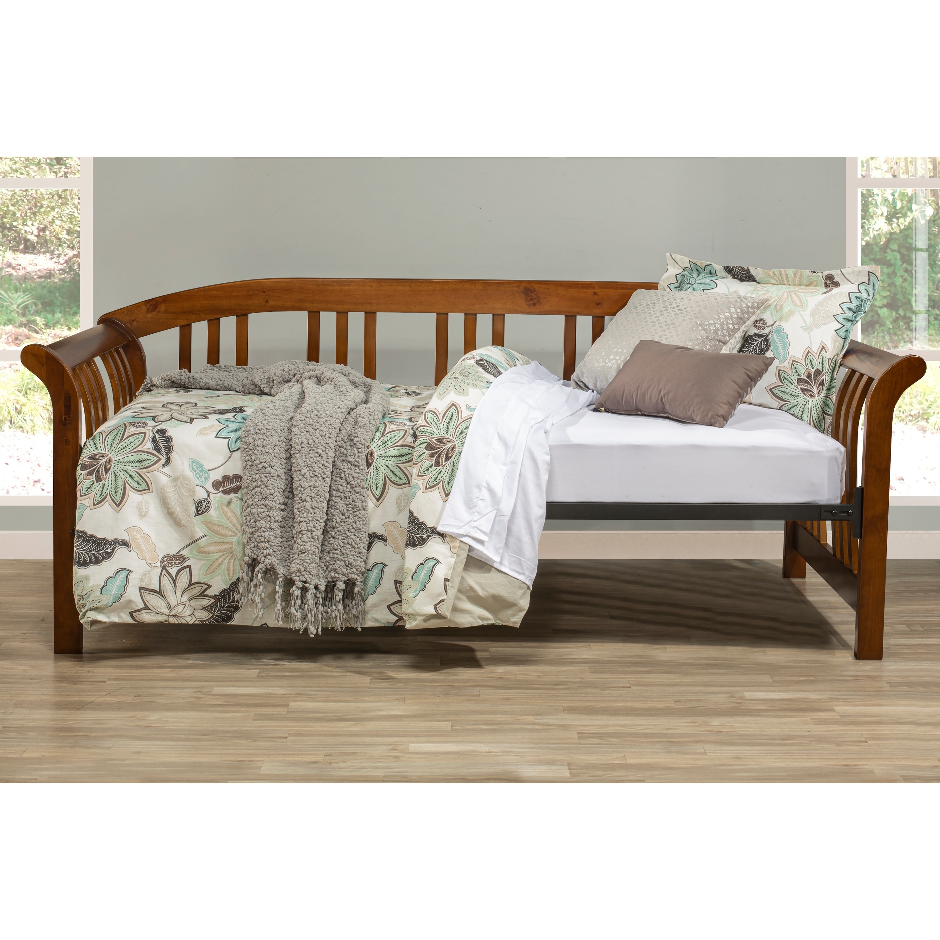 Coastal daybed outlet with trundle