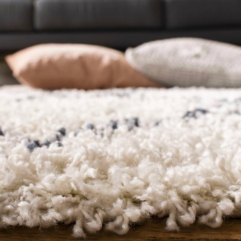 SAFAVIEH Pro Lux Shag Nazmije Moroccan Tassel 2.4-inch Thick